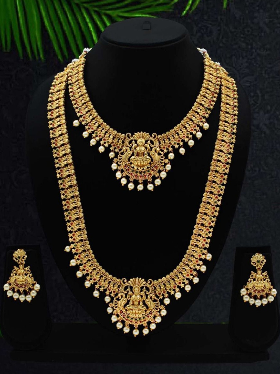 

JANAVI Gold-Plated Stone-Studded & Beaded Jewellery Set