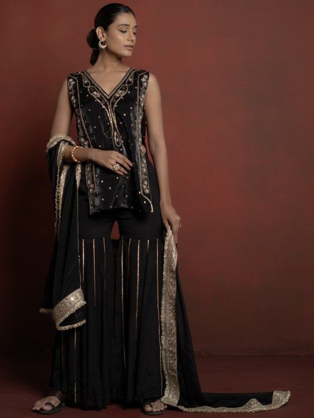

HOUSE OF MIRA Trisha V-Neck Paisley Embroidered Thread Work Kurti With Palazzos & Dupatta, Black