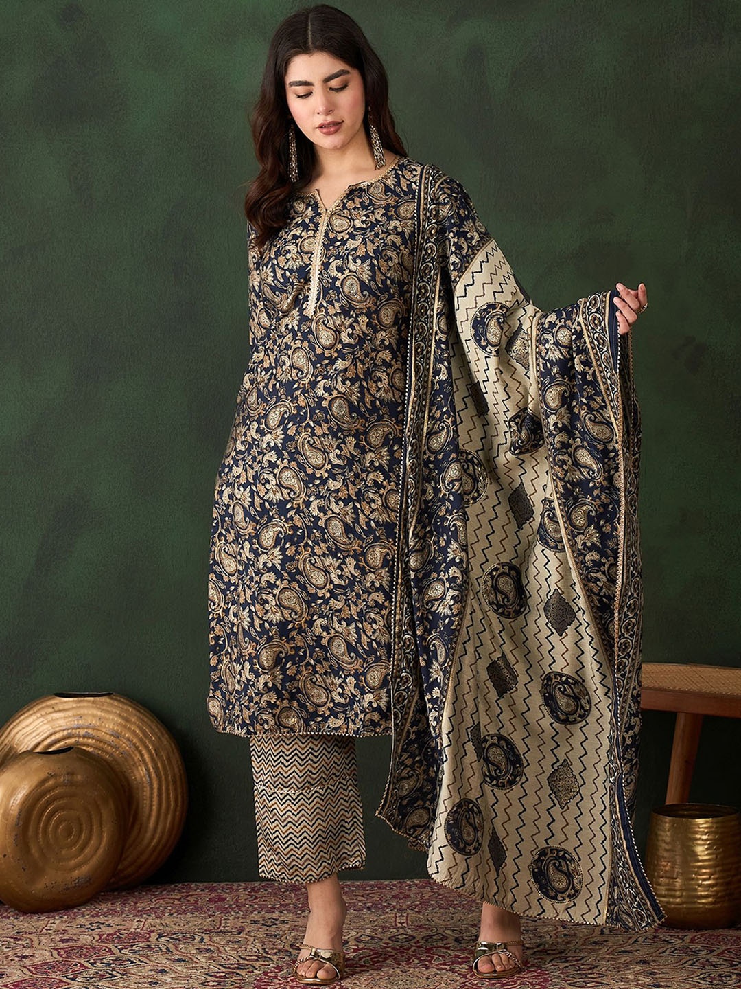 

Sangria Floral Printed Kurta & Trouser With Dupatta Kurta Set, Navy blue