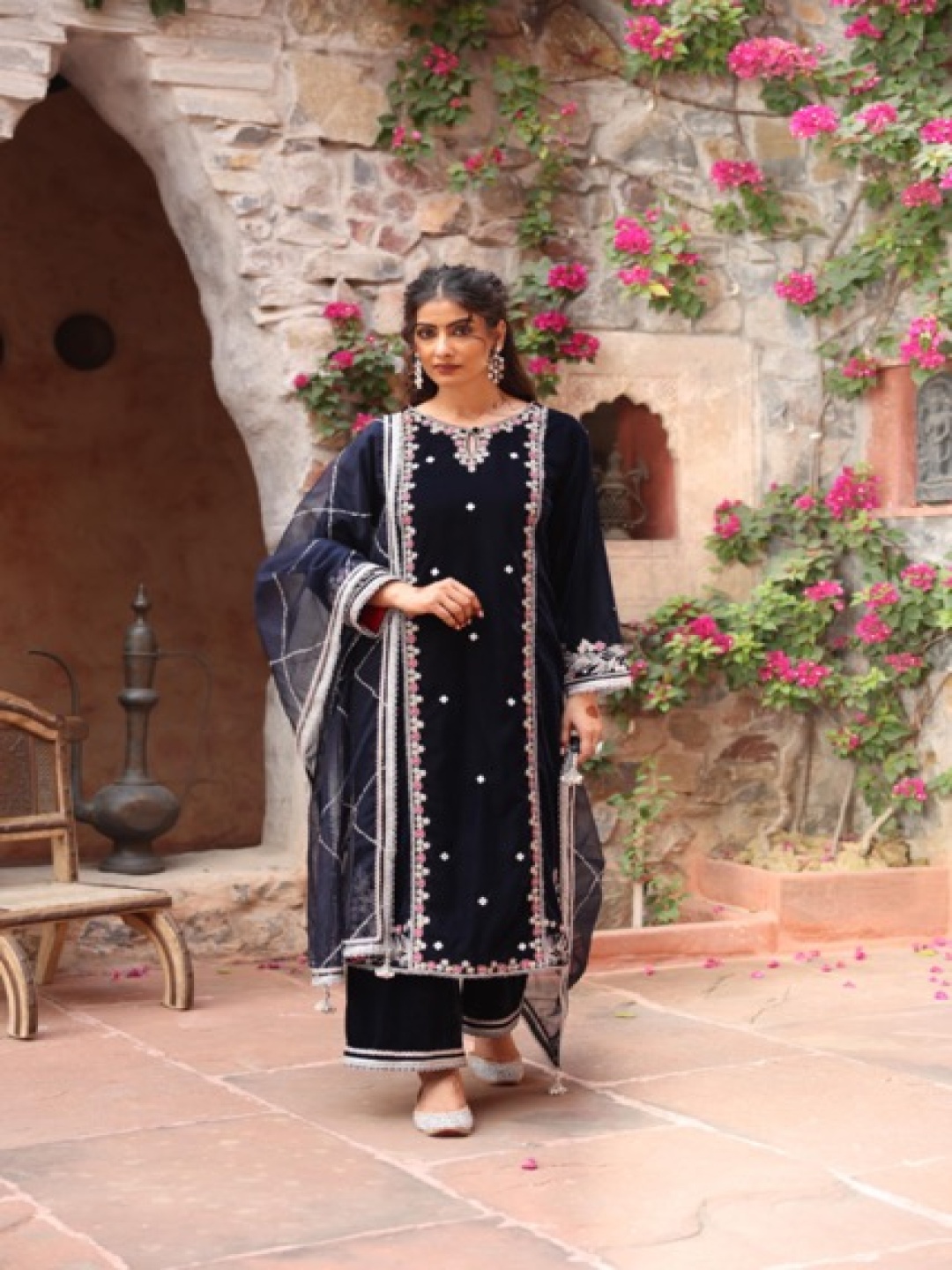 

AJIESH OBEROI Floral Embroidered Regular Thread Work Velvet Straight Kurta with Palazzos, Navy blue