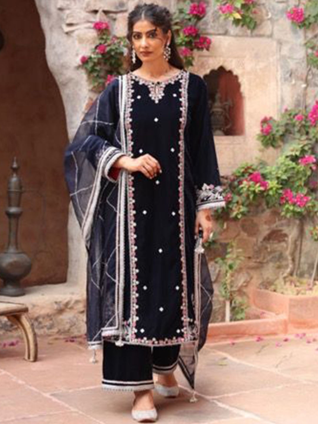 

AJIESH OBEROI Ethnic Motifs Embroidered Velvet Straight Kurta With Palazzo & Dupatta, Navy blue