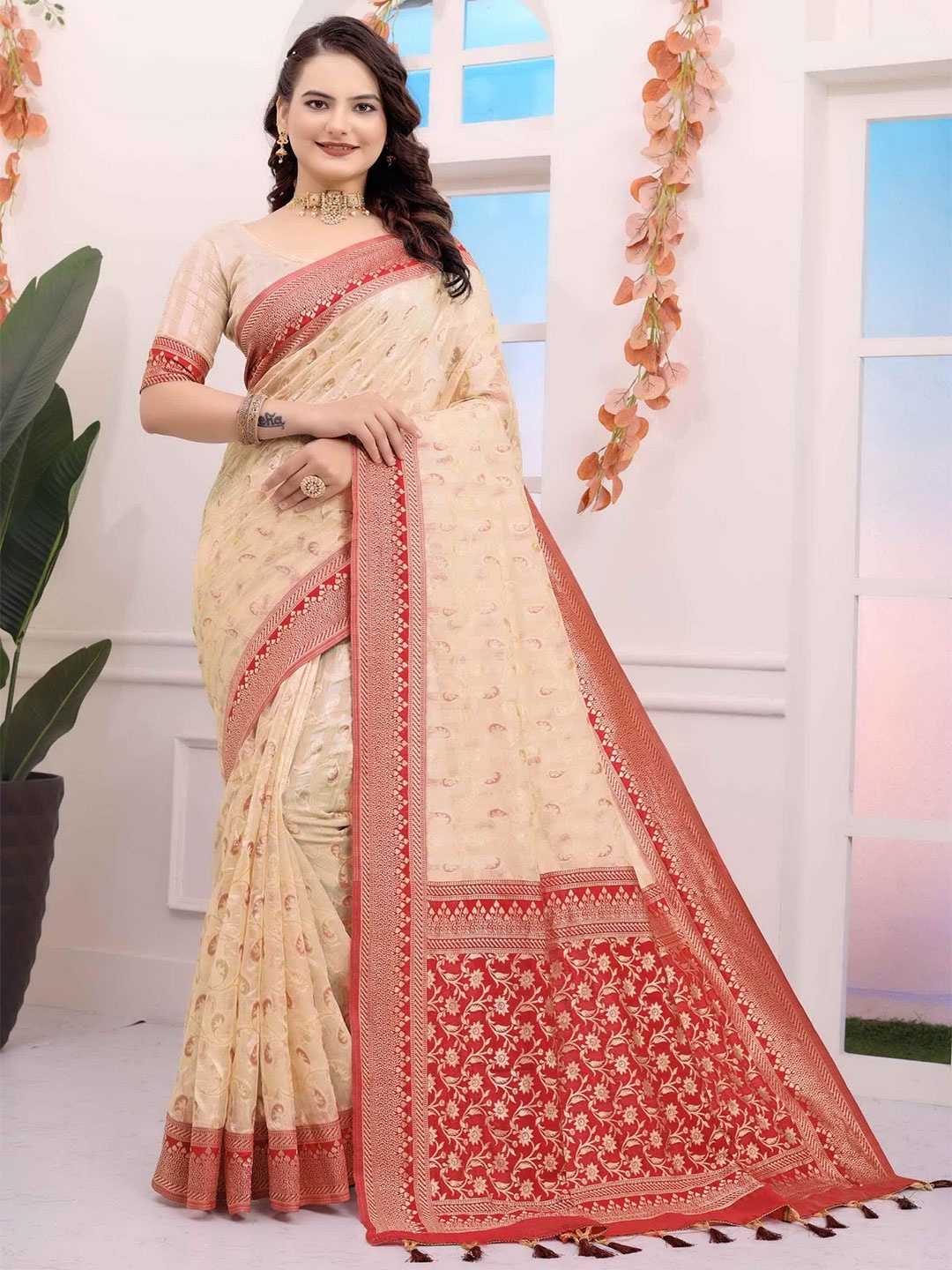 

HEER FASHION Woven Design Zari Saree, Off white