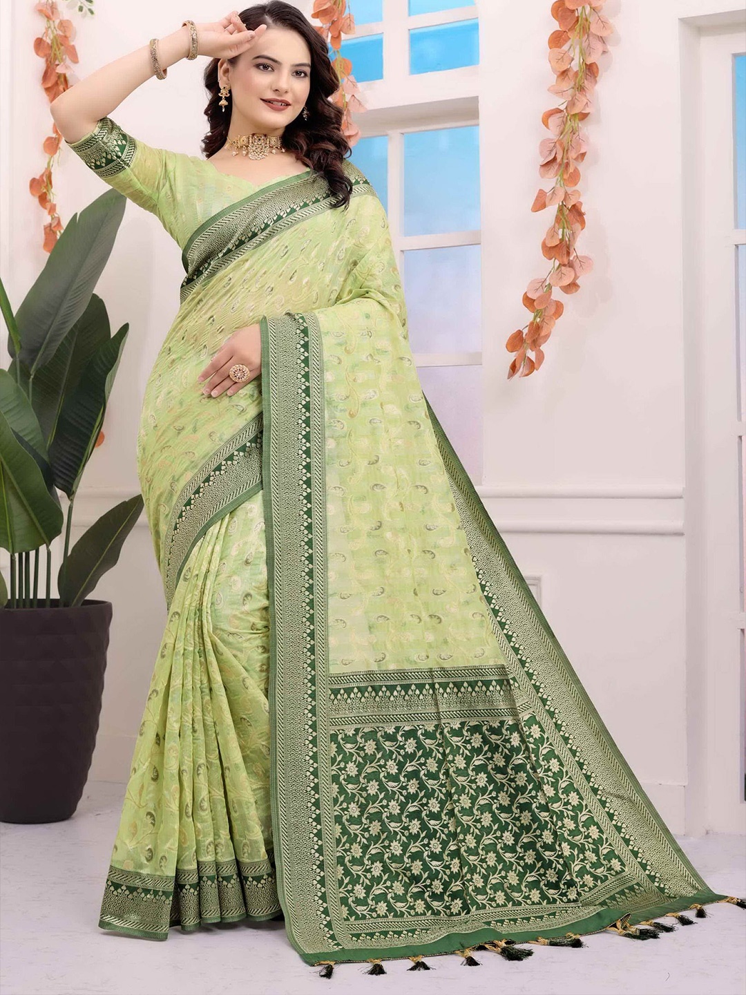 

HEER FASHION Woven Design Floral Zari Saree, Sea green