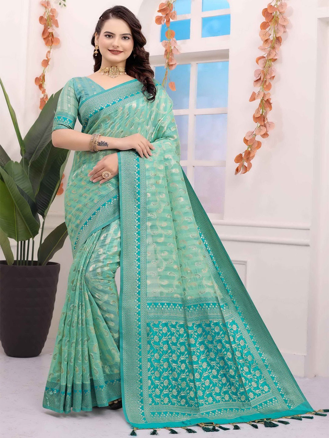 

HEER FASHION Woven Design Floral Zari Saree, Sea green