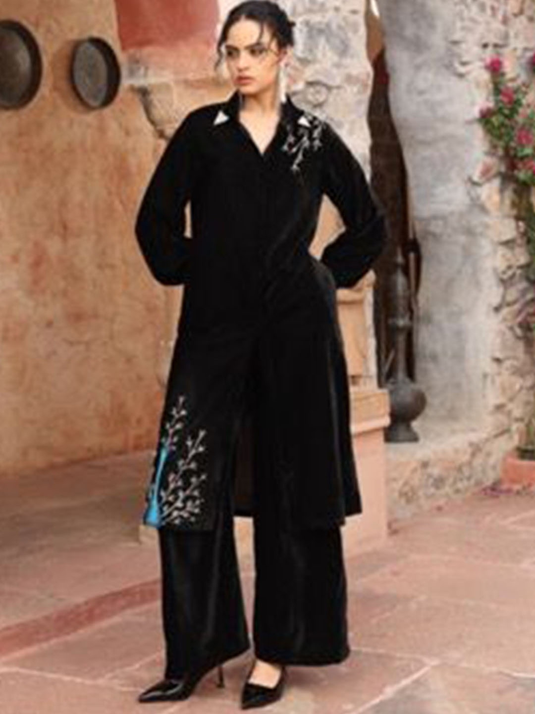 

AJIESH OBEROI Shirt Collar Thread Work Velvet Straight Kurta with Palazzo, Black