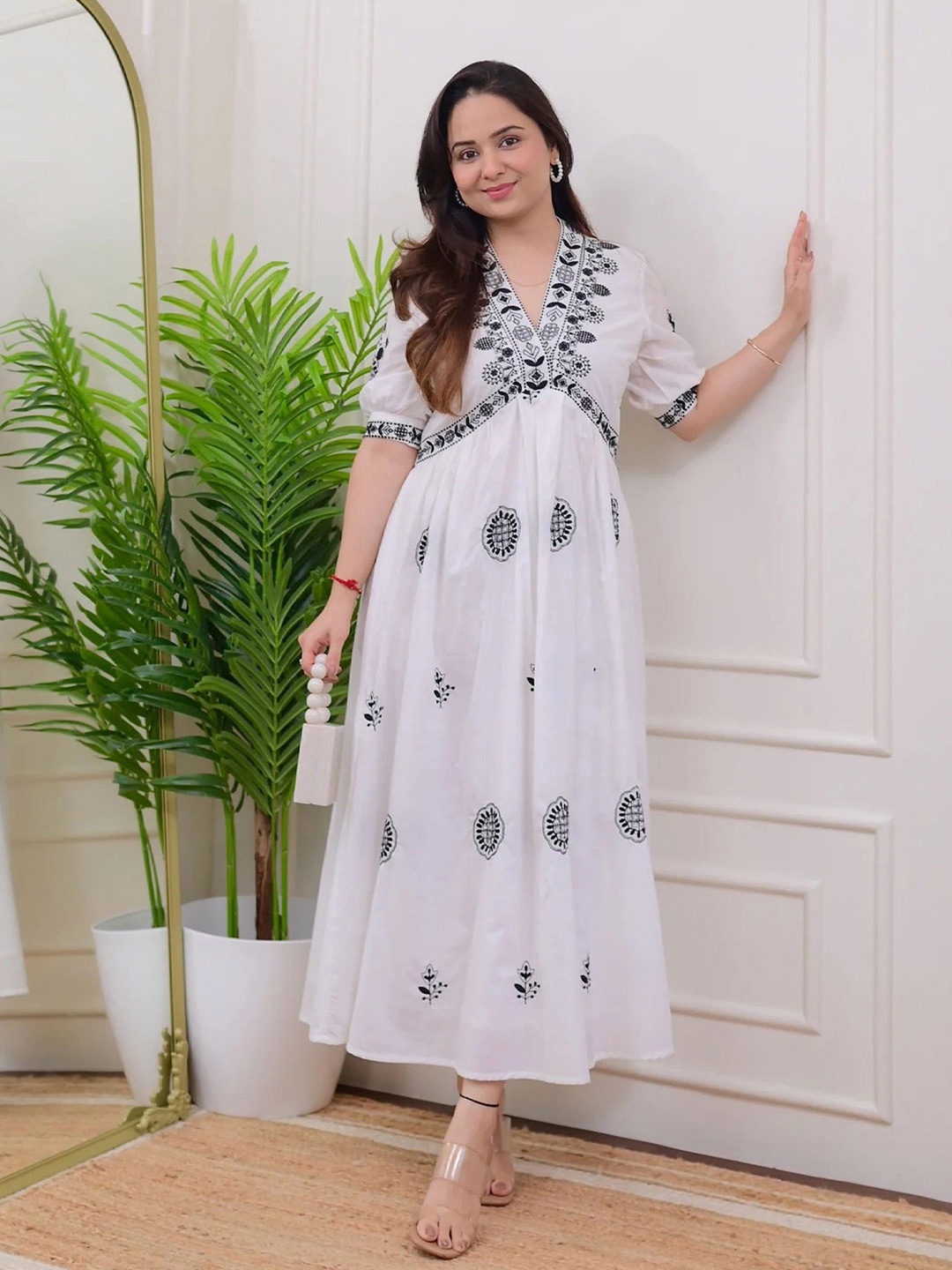 

Light Daisy Women Ethnic Motifs Embroidered Empire Midi Dress, White