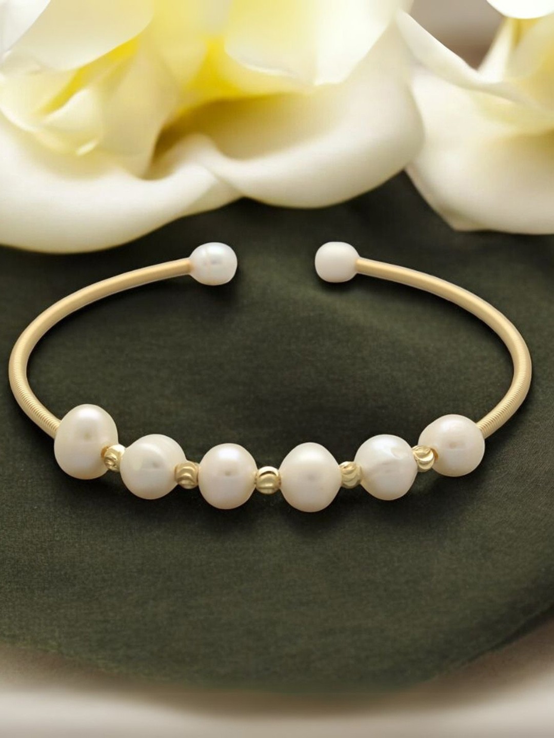 

Sri Jagdamba Pearls Dealer Gold Plated Pearls Bracelet