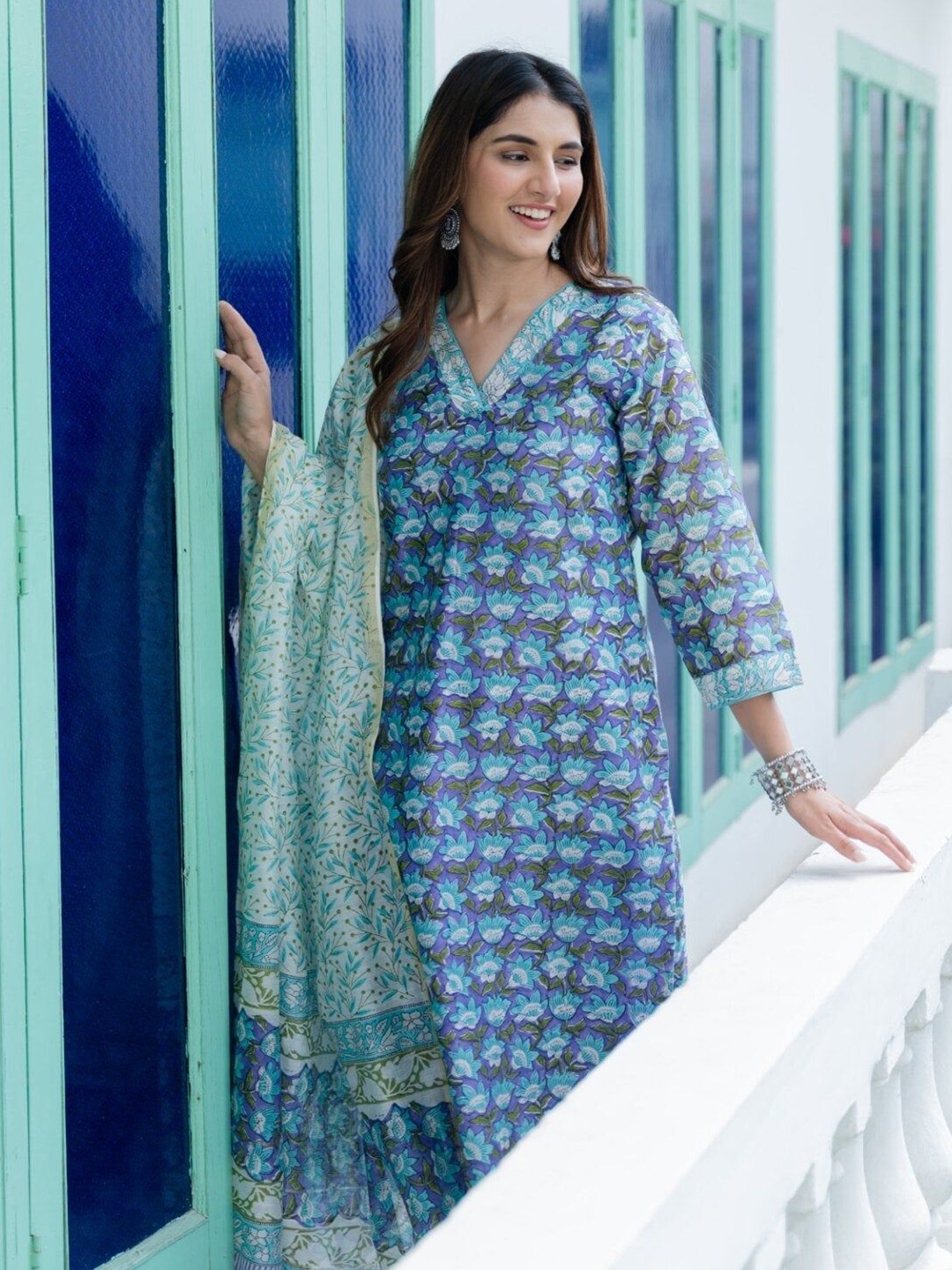 

DIMPLE DESIGN STUDIO Women Floral Printed Chanderi Cotton Kurta & Trousers & Dupatta, Blue