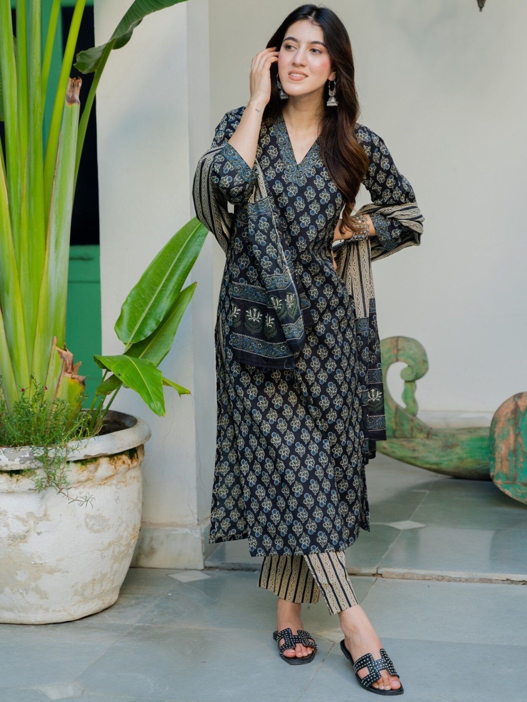 

DIMPLE DESIGN STUDIO Floral Printed Pure Cotton Straight Kurta with Trousers & Dupatta, Black