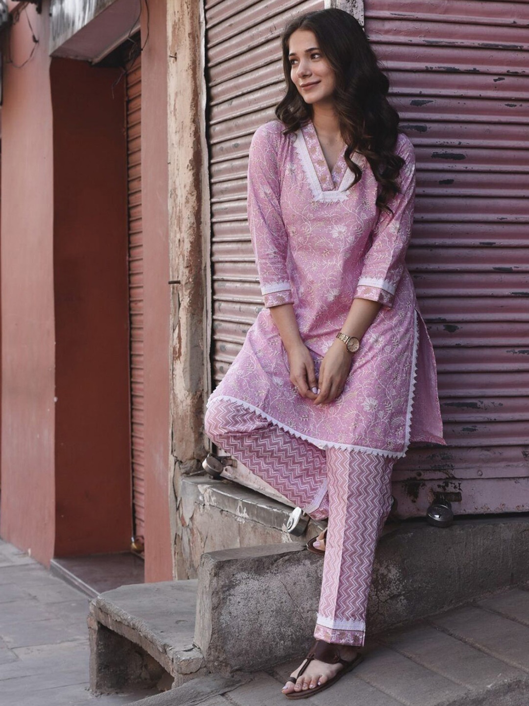 

DIMPLE DESIGN STUDIO Floral Printed Gotta Patti Pure Cotton Straight Kurta With Trousers, Pink