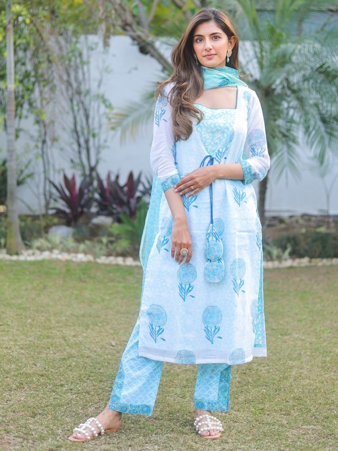 

DIMPLE DESIGN STUDIO Women Floral Printed Regular Kurta With Trouser & Dupatta, Blue