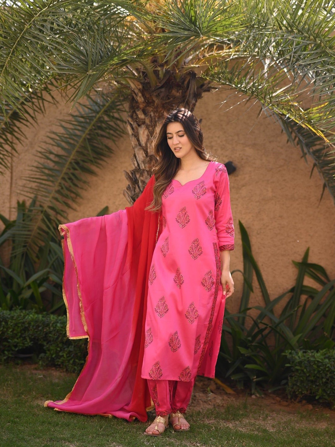 

DIMPLE DESIGN STUDIO Women Floral Printed Regular Kurta with Trousers & With Dupatta, Pink