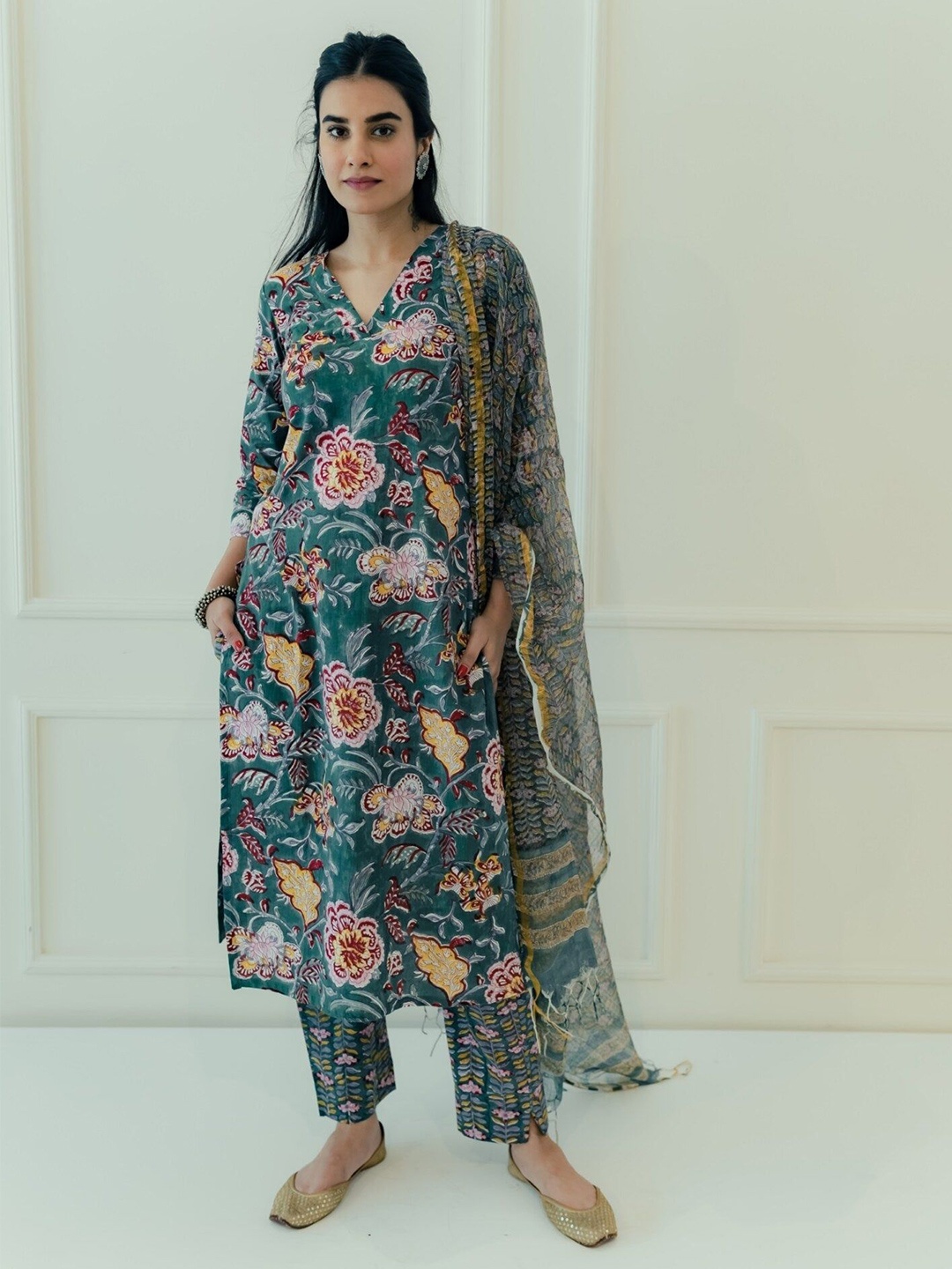 

DIMPLE DESIGN STUDIO Women Floral Printed Pure Cotton Kurta with Trousers & Dupatta, Green