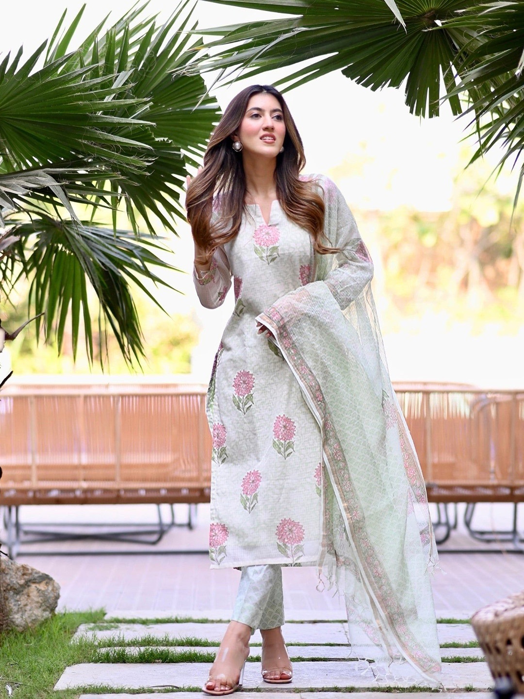 

DIMPLE DESIGN STUDIO Floral Printed Straight Kurta with Trousers & Dupatta, Green