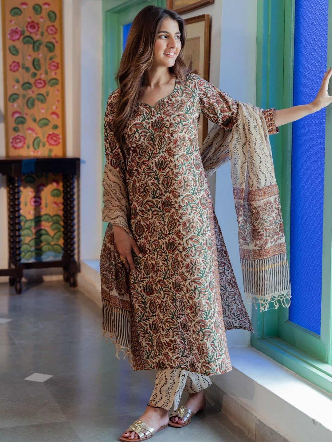 

DIMPLE DESIGN STUDIO Women Floral Printed Regular Kurta with Trousers & With Dupatta, Beige