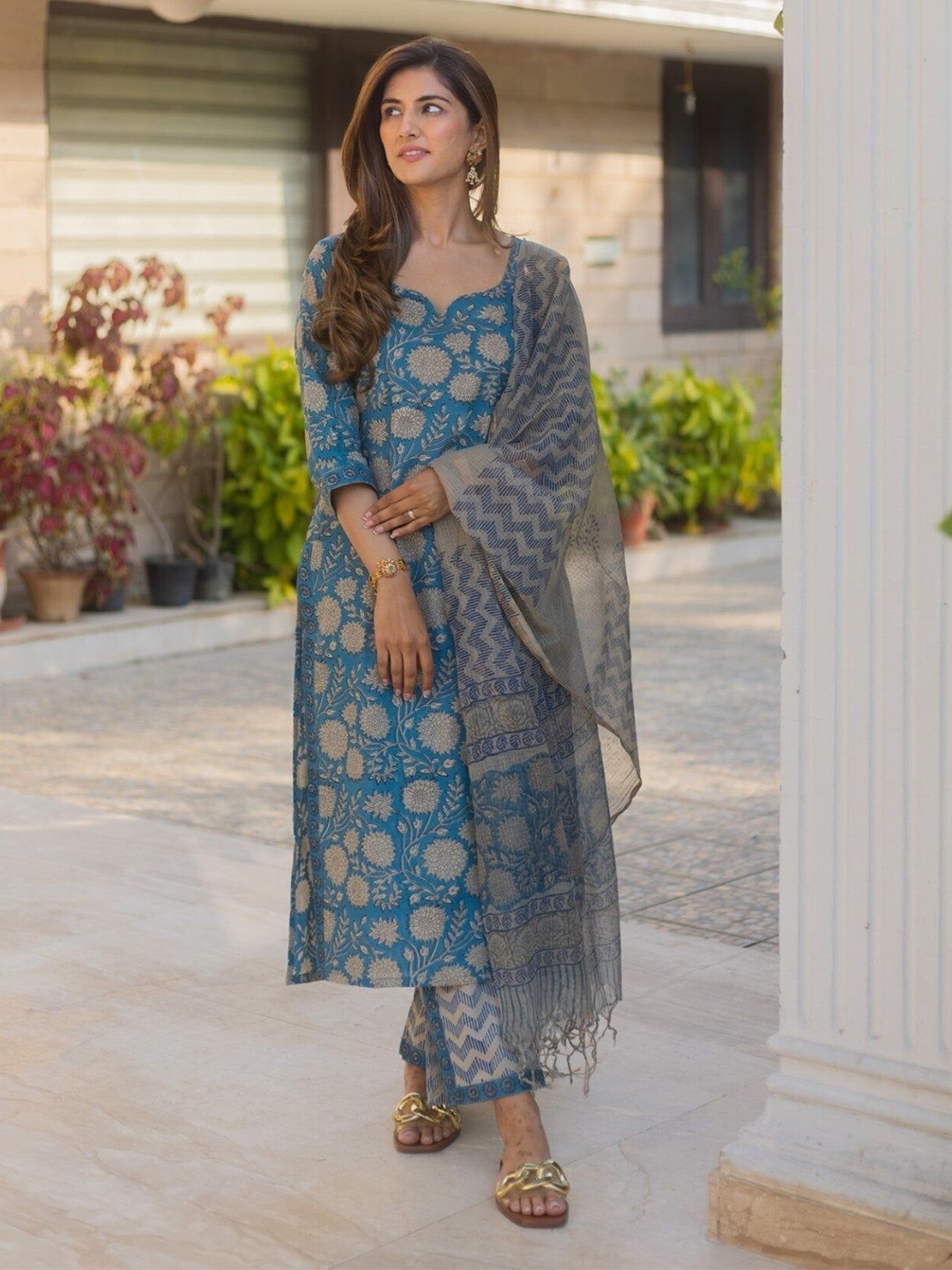 

DIMPLE DESIGN STUDIO Floral Printed Pure Cotton Straight Kurta With Trousers & Dupatta, Blue