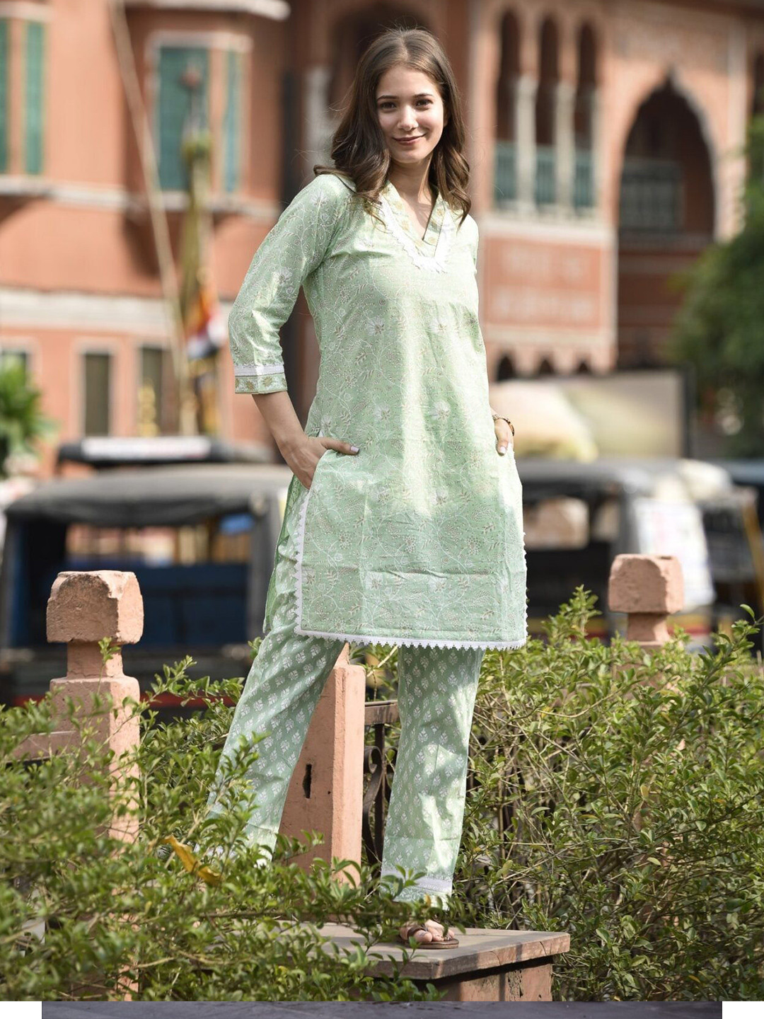 

DIMPLE DESIGN STUDIO Floral Printed Regular Gotta Patti Pure Cotton Kurta with Trousers, Green