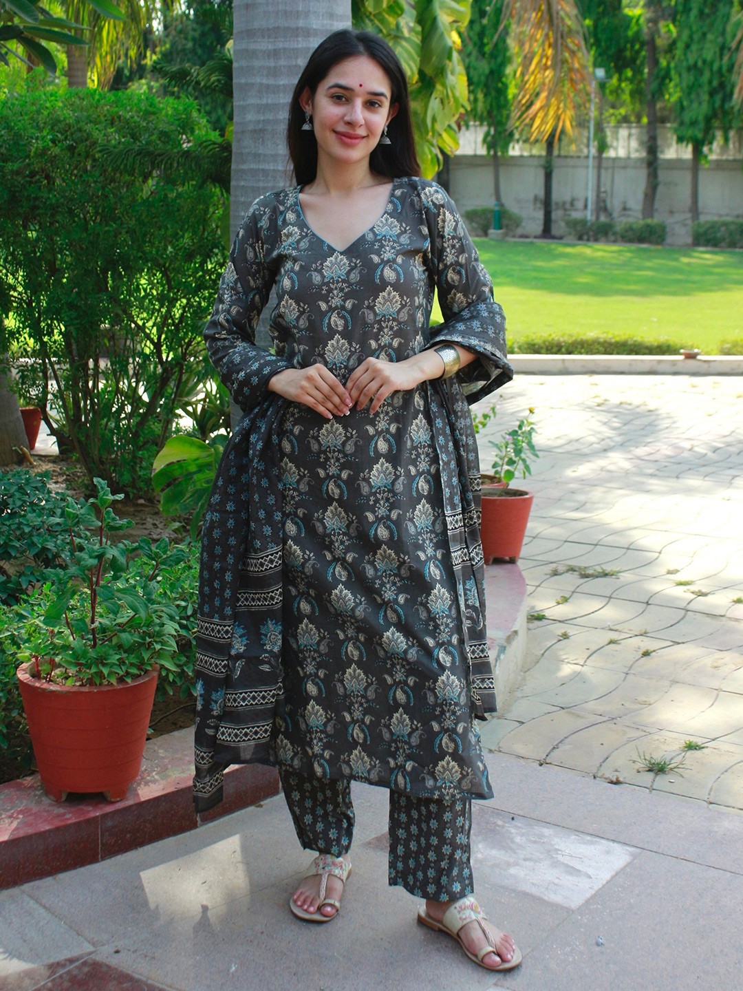 

DIMPLE DESIGN STUDIO Women Ethnic Motifs Printed Regular Kurta with Trousers & Dupatta, Grey