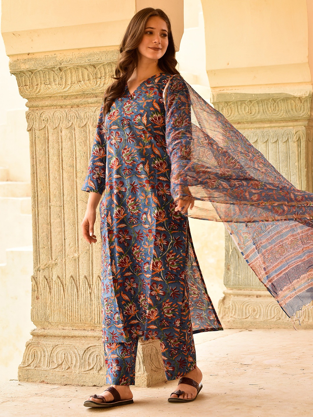 

DIMPLE DESIGN STUDIO Women Floral Printed Regular Pure Cotton Kurta & Trousers & Dupatta, Blue