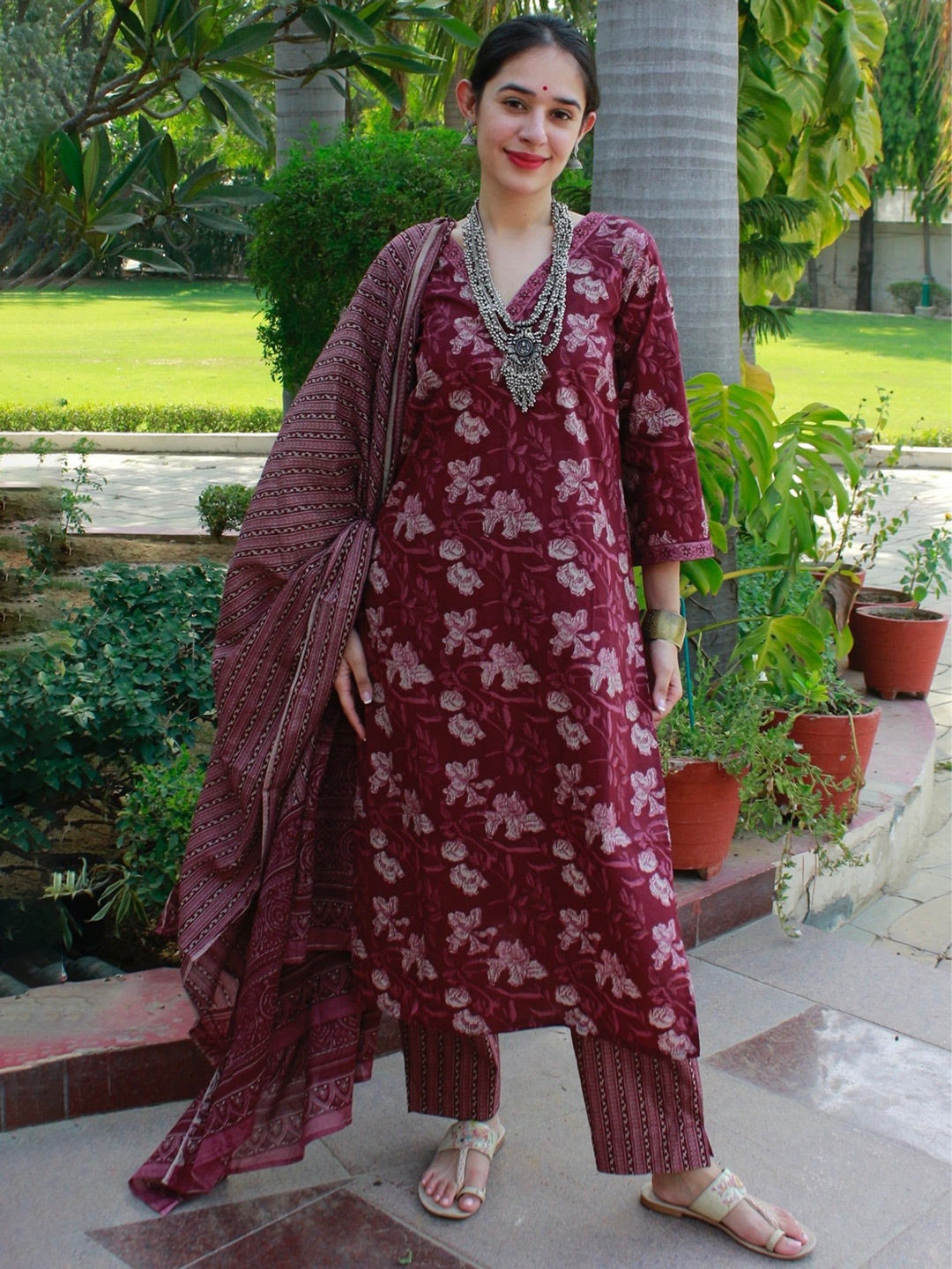 

DIMPLE DESIGN STUDIO Women Floral Printed Regular Pure Cotton Kurta & Trousers & Dupatta, Maroon