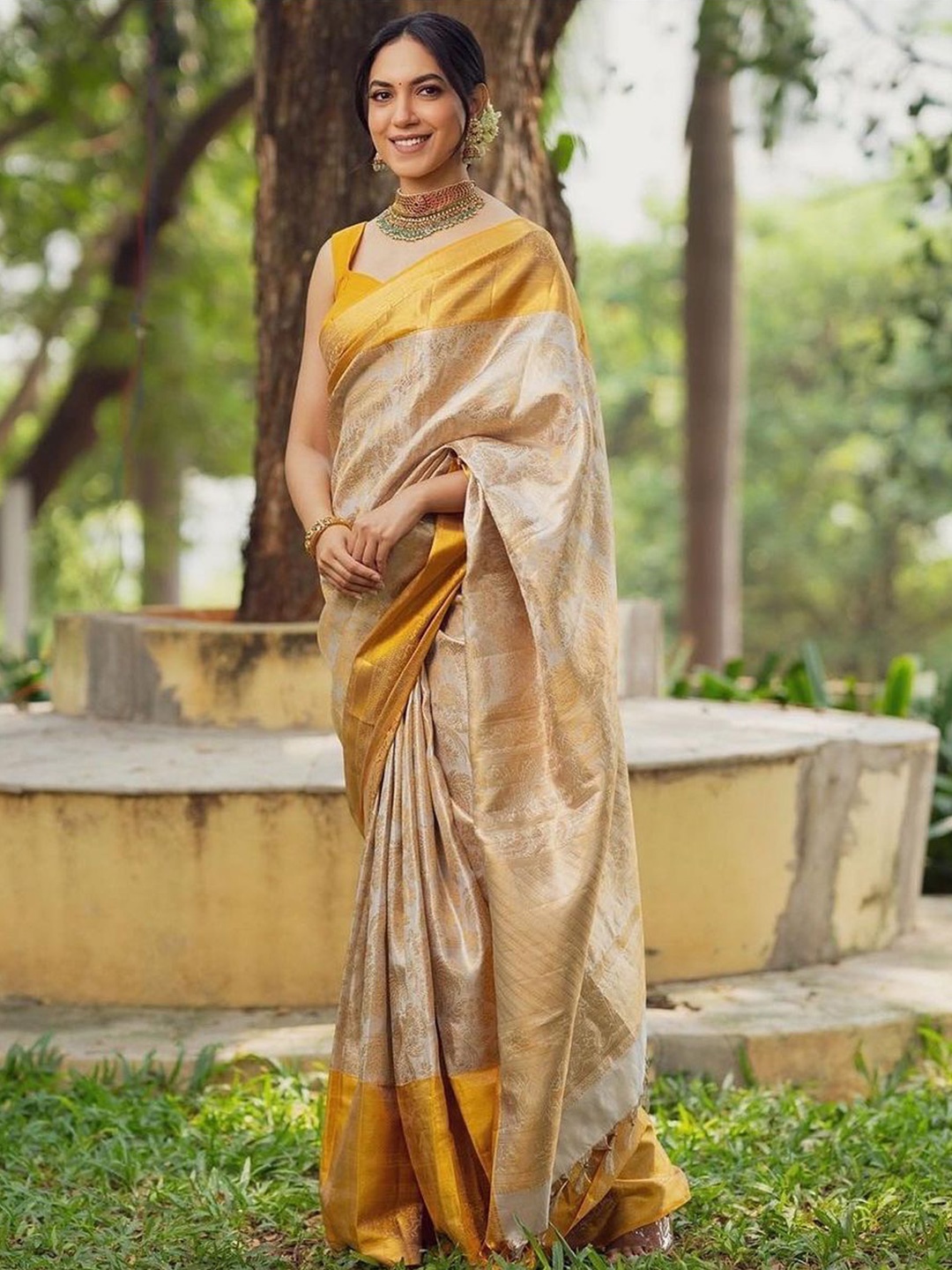 

KALINI Ethnic Motifs Woven Design Zari Banarasi Saree, Cream