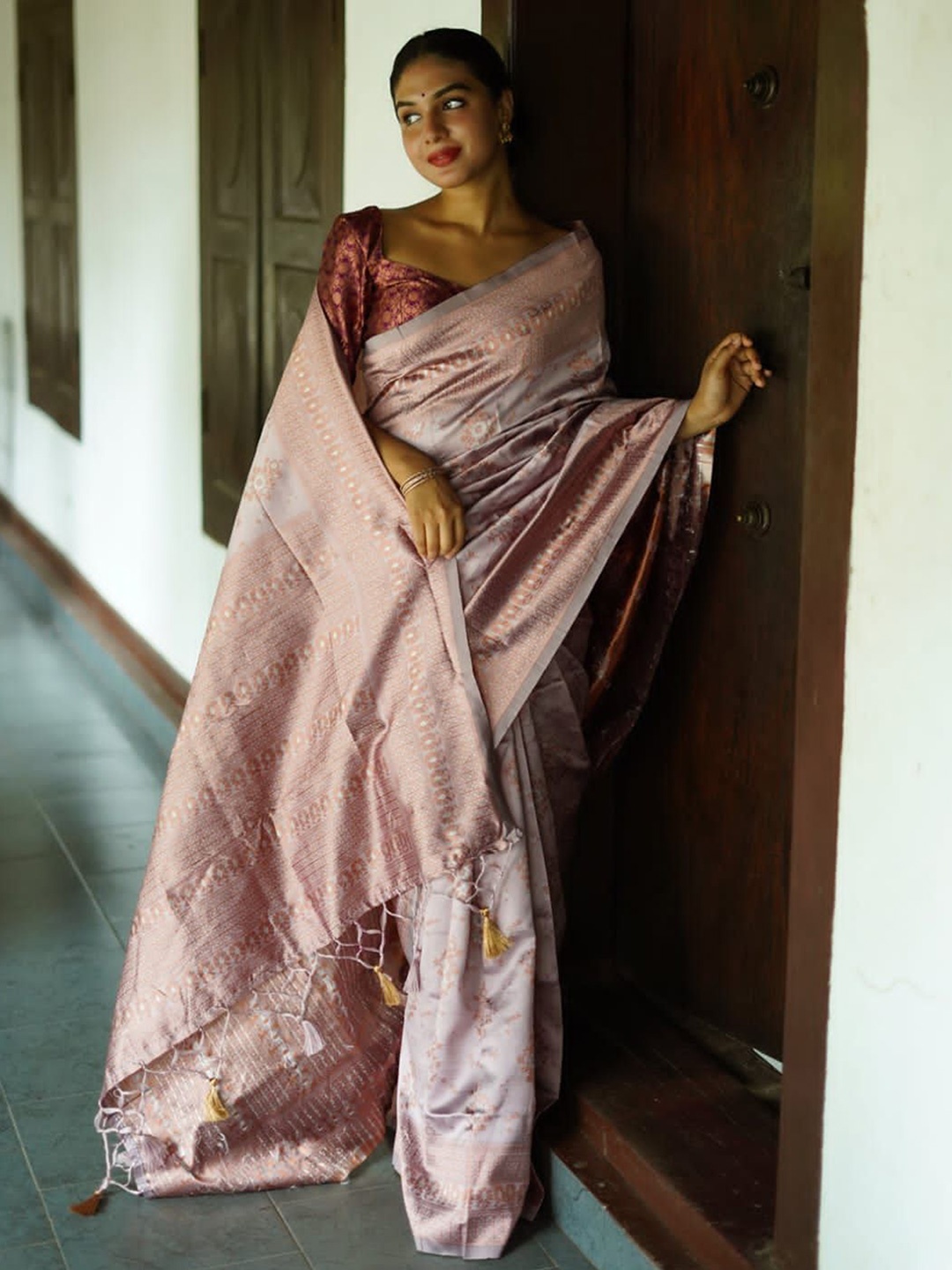 

KALINI Ethnic Motifs Woven Design Zari Banarasi Saree, White