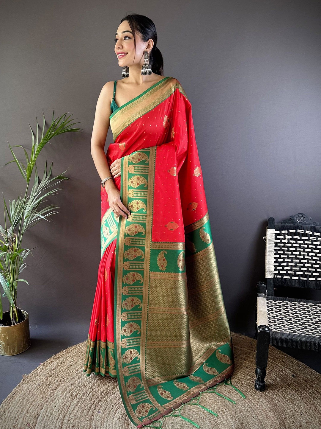 

LeeliPeeri Designer Woven Design Zari Banarasi Saree, Red