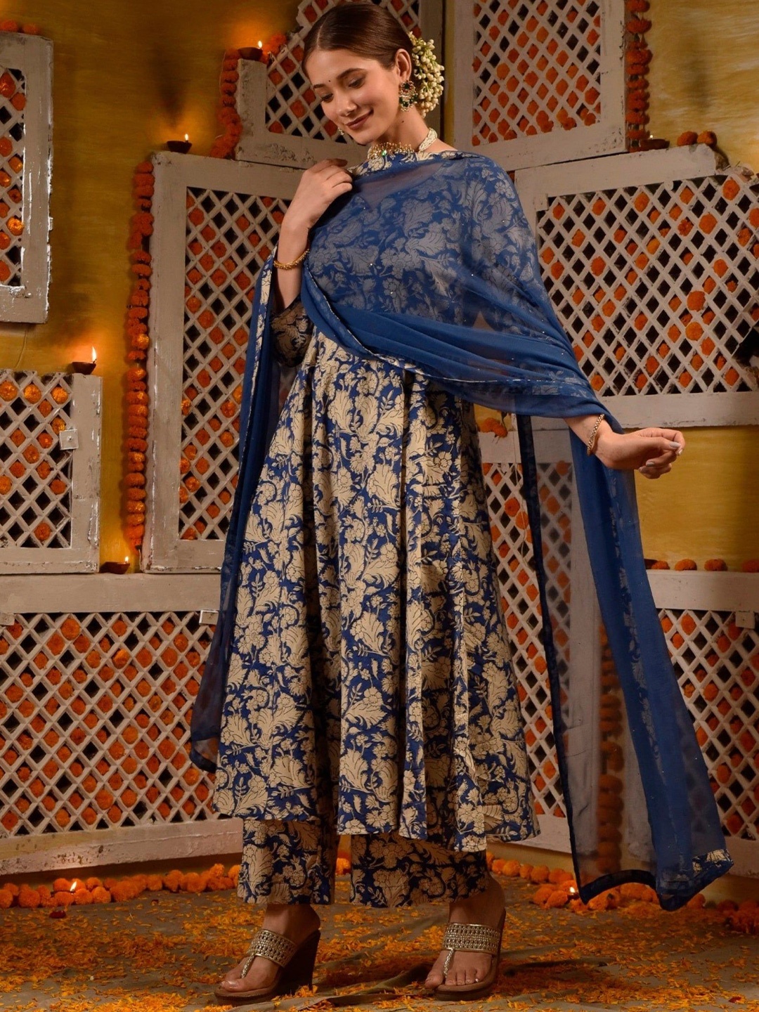 

DIMPLE DESIGN STUDIO Women Floral Printed Empire Pure Cotton Kurta with Trousers & Dupatta, Blue