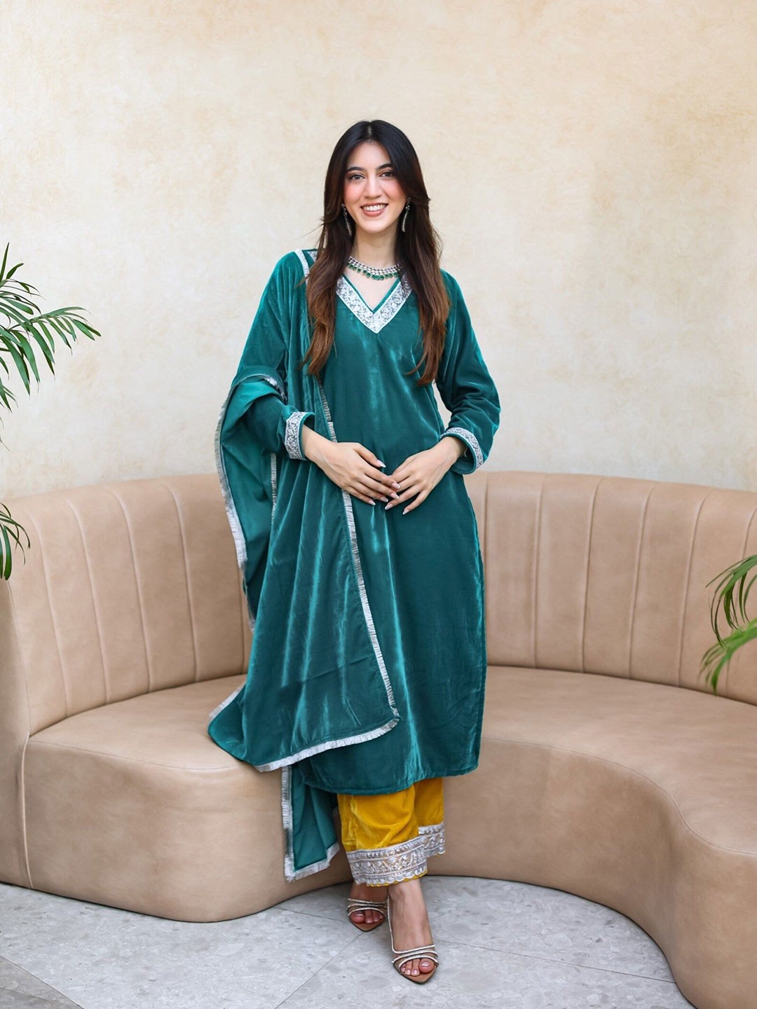 

DIMPLE DESIGN STUDIO Women Ethnic Motifs Embroidered Regular Sequinned Velvet Kurta Set, Turquoise blue