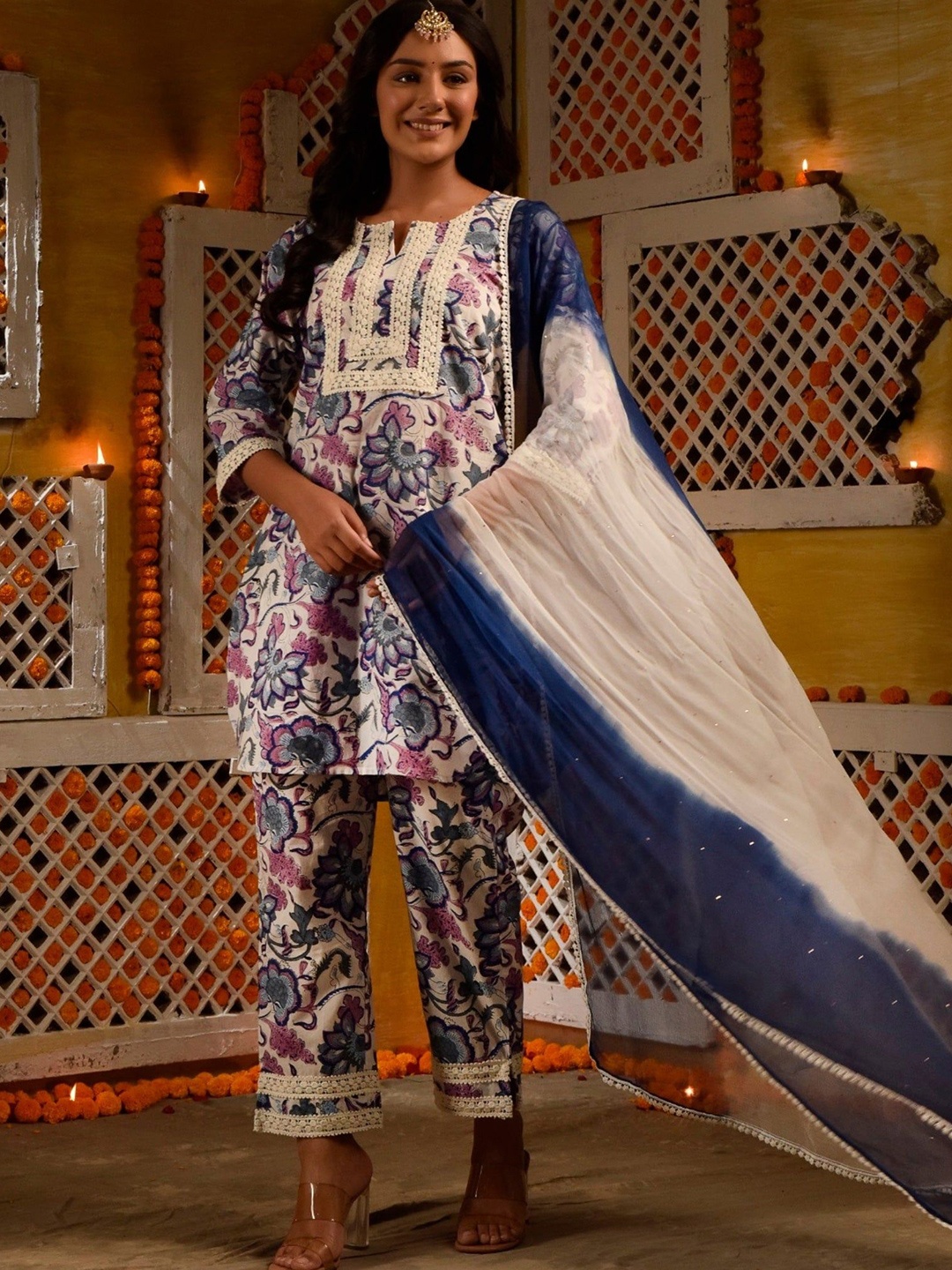 

DIMPLE DESIGN STUDIO Women Floral Gotta Patti Pure Cotton Kurti with Trousers & Dupatta, Blue
