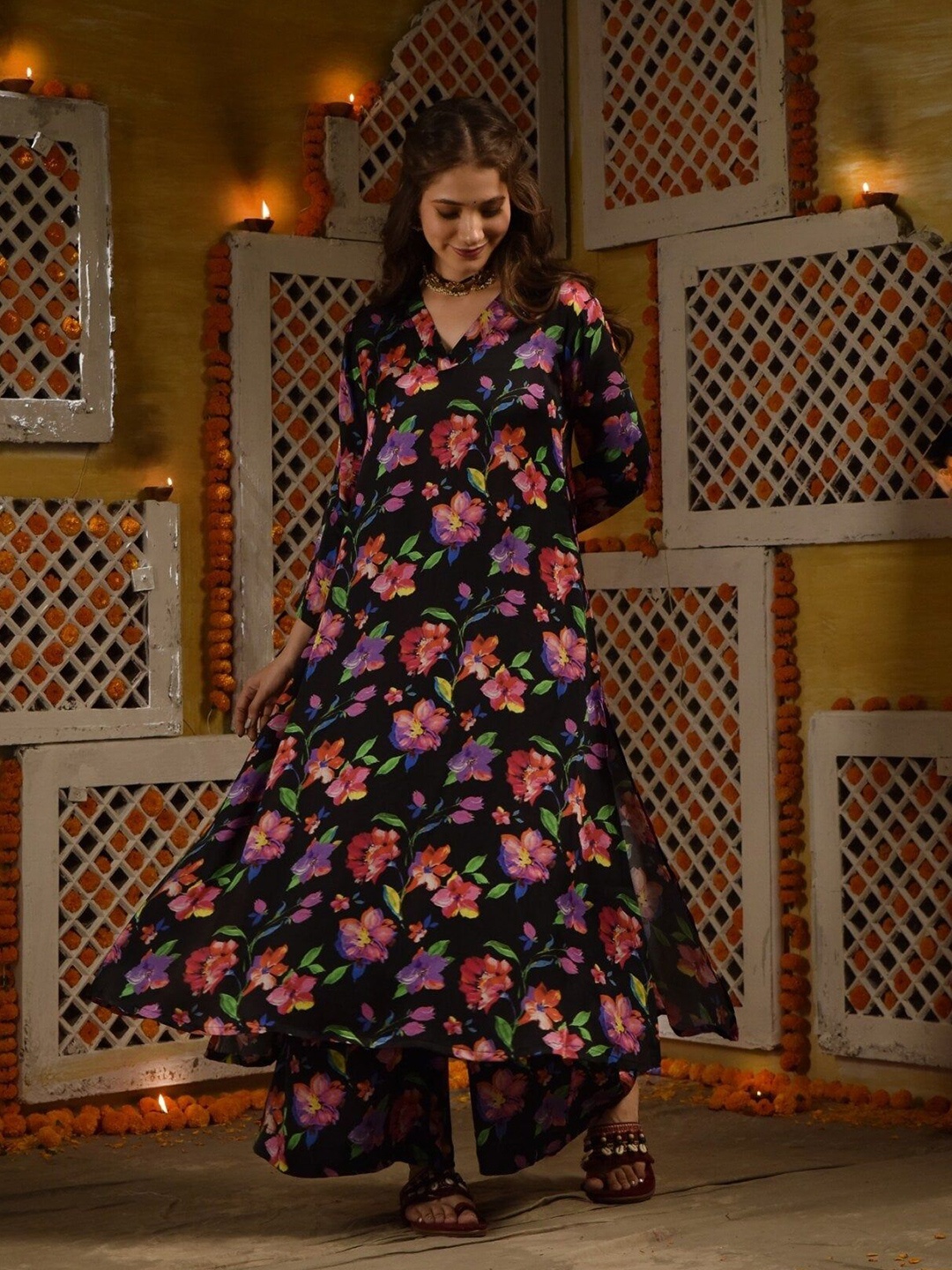 

DIMPLE DESIGN STUDIO Floral Printed Satin Anarkali Kurta with Palazzos, Black
