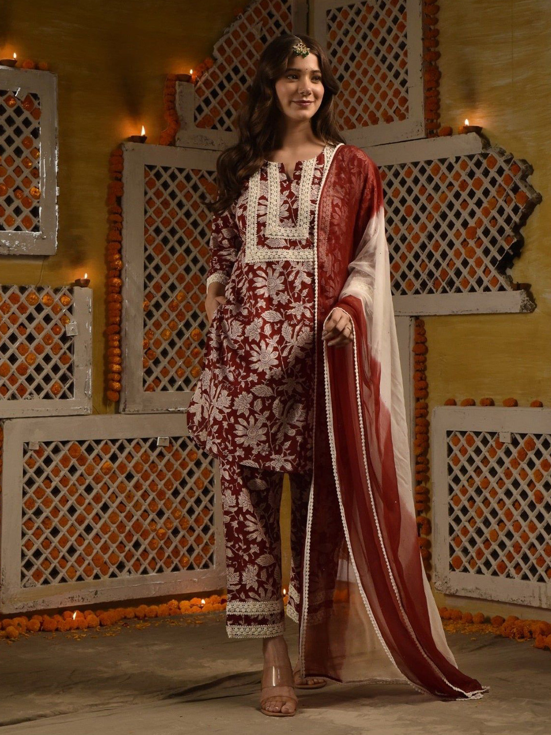 

DIMPLE DESIGN STUDIO Women Floral Printed Regular Kurta with Trousers & With Dupatta, Maroon