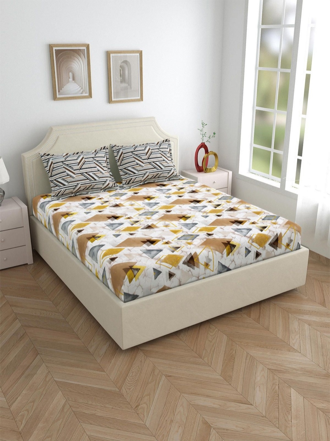 

Myntra Elegant Homes Brown & White Geometric 180 TC King Bedsheet with 2 Pillow Covers