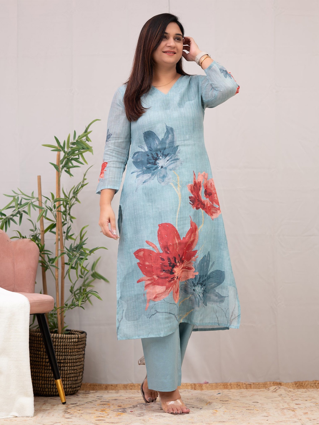 

GoSriKi Floral Printed Straight Kurta with Trousers, Blue