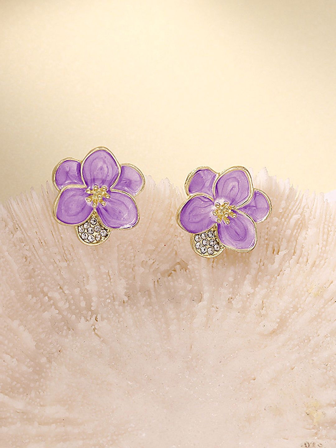 

FIMBUL Stainless Steel Rhodium-Plated Rhinestone Studded Camelia Flower Studs, Purple