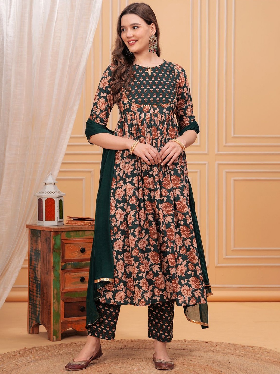 

NEW4U Keyhole Neck Floral Printed Gotta Patti Pure Cotton Kurta with Trouser & Dupatta, Green