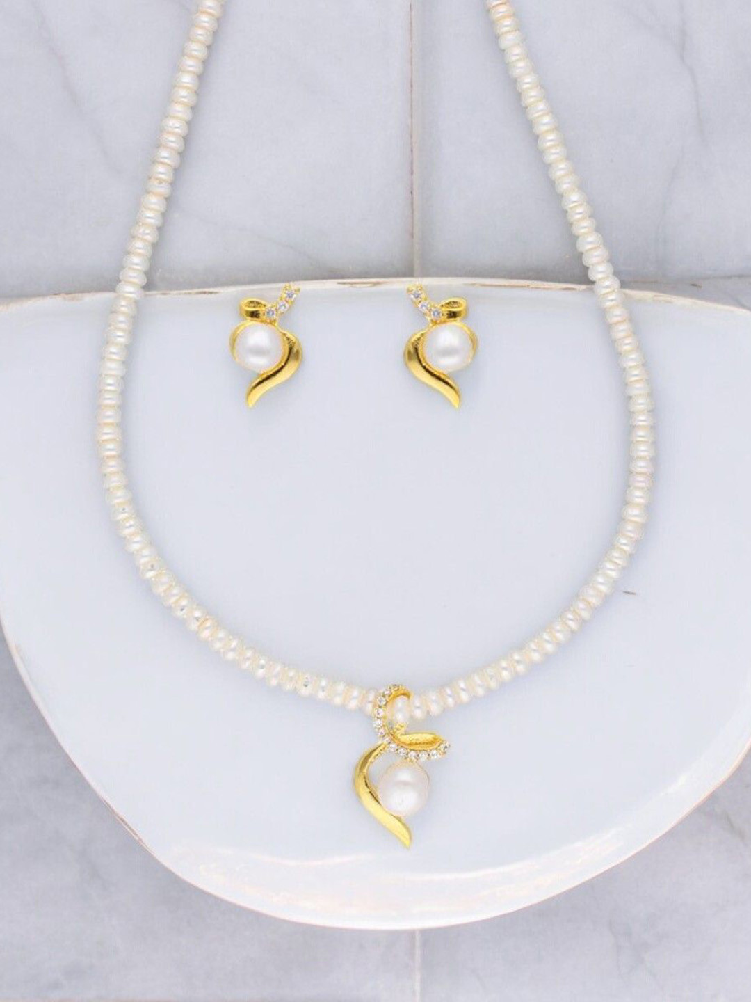 

Sri Jagdamba Pearls Dealer Gold-Plated Stones-Studded & Pearls-Beaded Jewellery Set