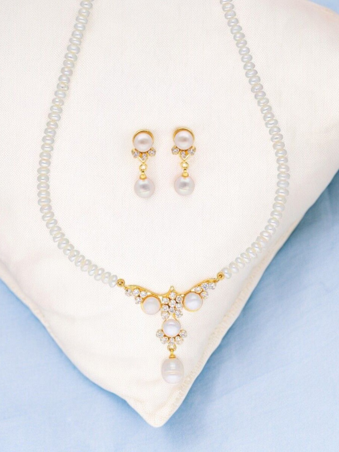 

Sri Jagdamba Pearls Dealer Gold-Plated Pearl-Studded Jewellery Set