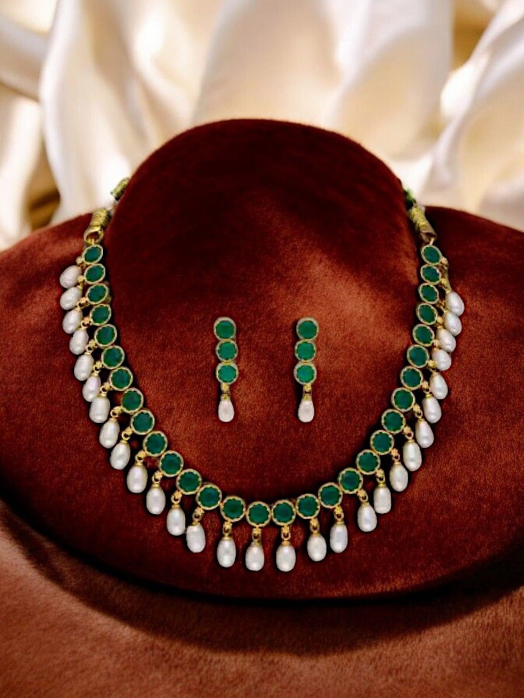 

Sri Jagdamba Pearls Dealer Gold-Plated Pearl Beaded Jewellery Set