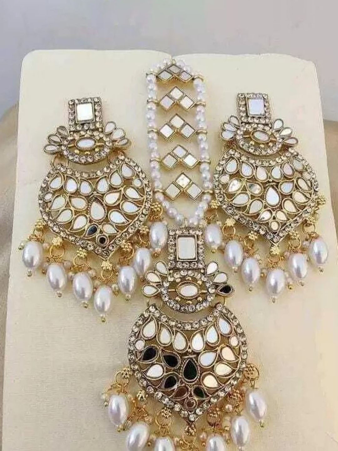 

JMBW INTERNATIONAL Gold Plated Kundan Studded Maang Tika and Earrings