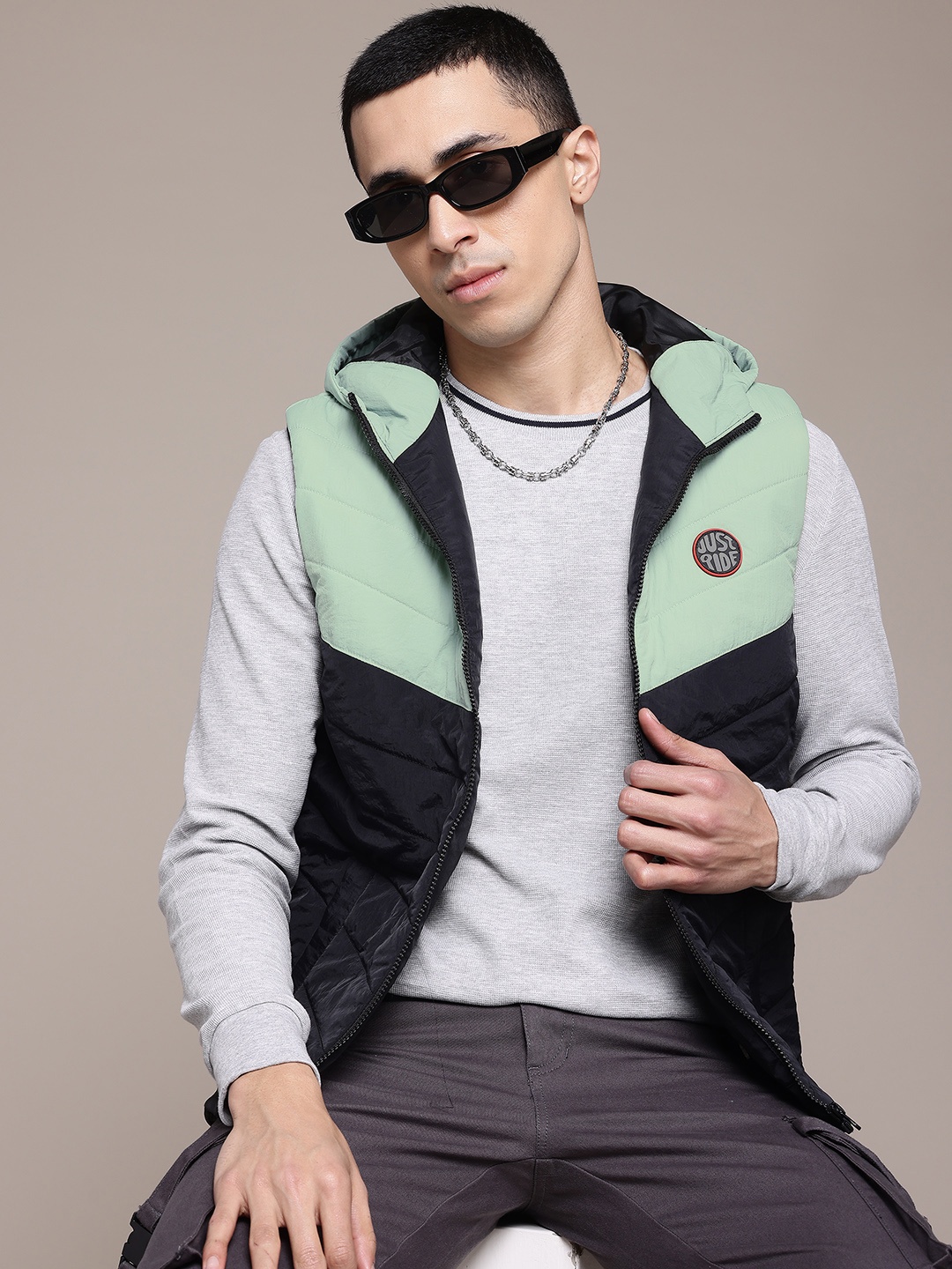 

Roadster Men Colourblocked Hooded Lightweight Gilet Jacket, Black