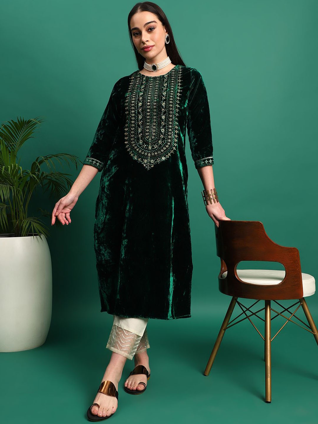 

Sangria Green Floral Embroidered Thread Work Velvet Straight Kurta