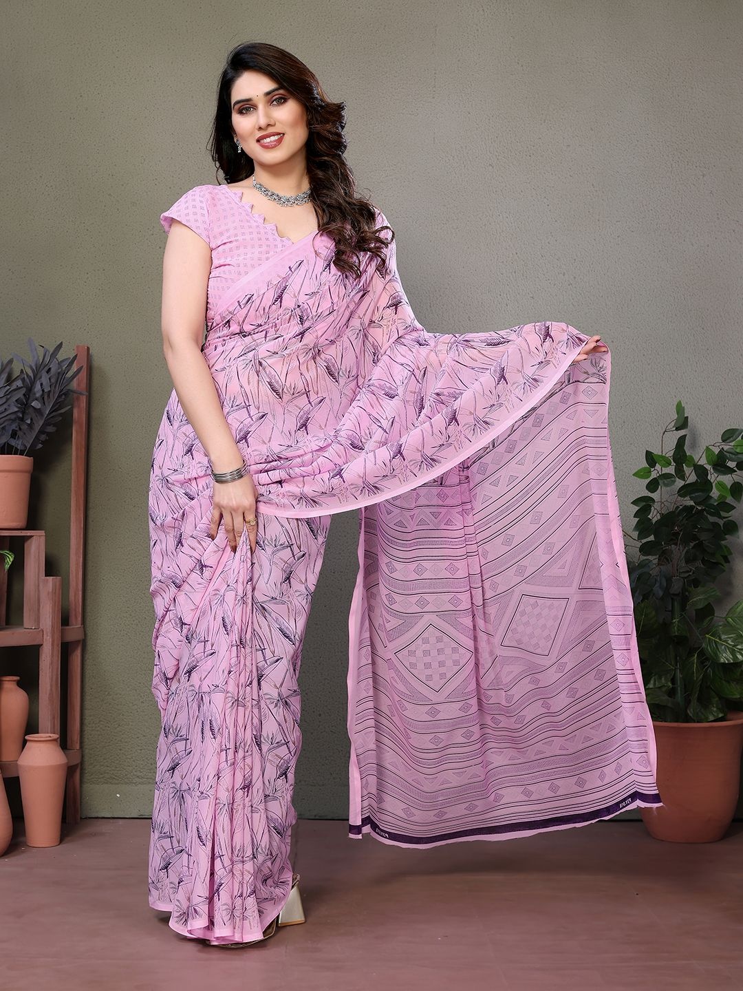 

Moda Rapido Floral Printed Daily Wear Saree, Pink