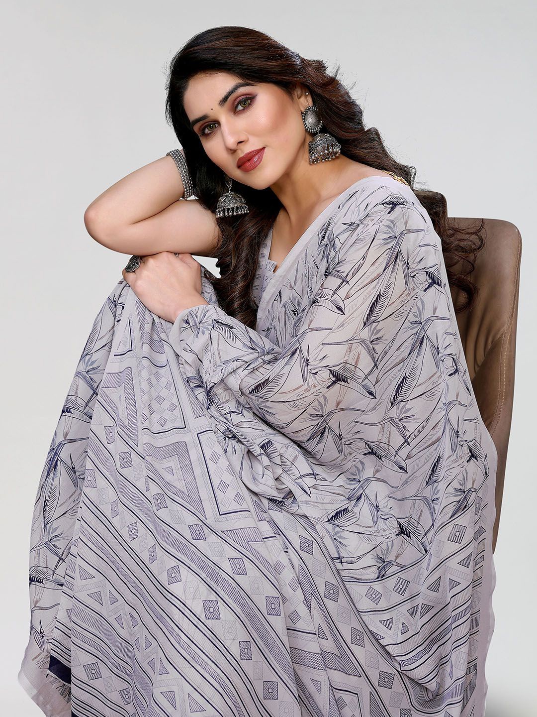 

Moda Rapido Floral Printed Poly Georgette Saree with Unstitched Blouse Piece, Grey