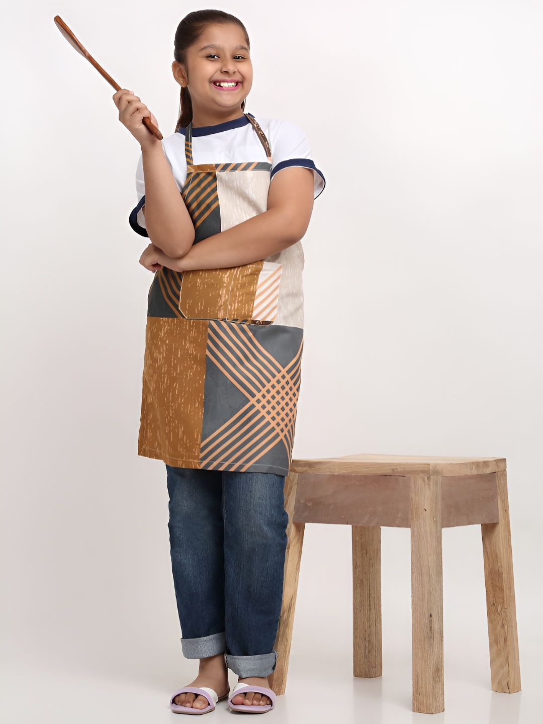 

Arrabi Kids Brown & Grey Printed Aprons With 2 Patch Pockets