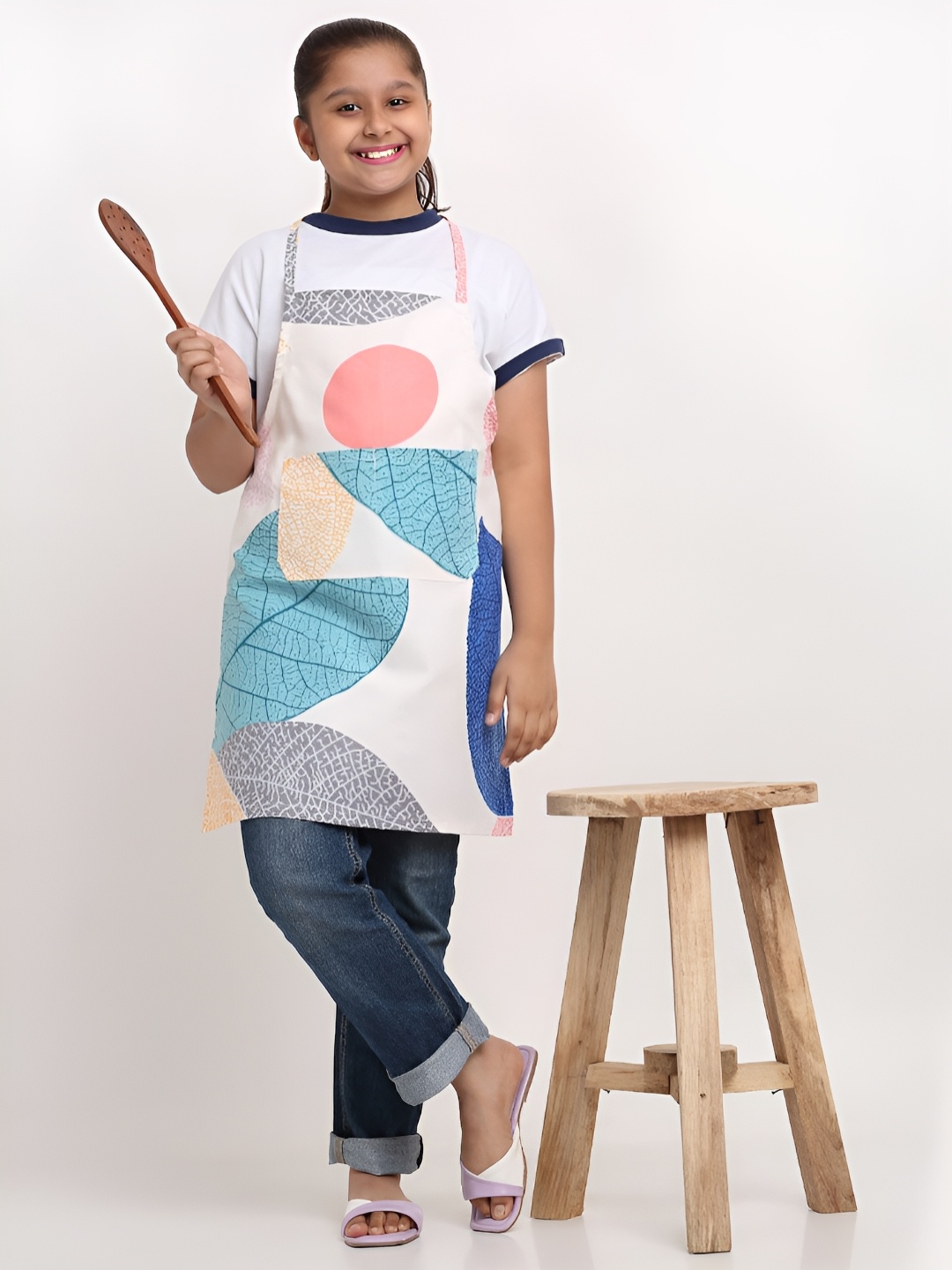 

Arrabi Kids White & Blue Leaves Printed Apron With Pocket