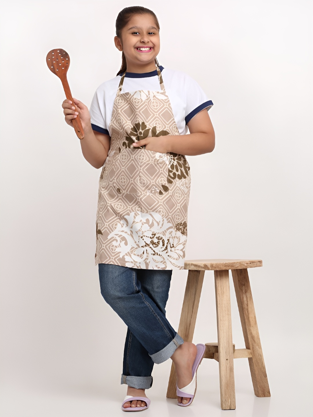 

Arrabi Kids Brown & White Printed Apron With Pocket