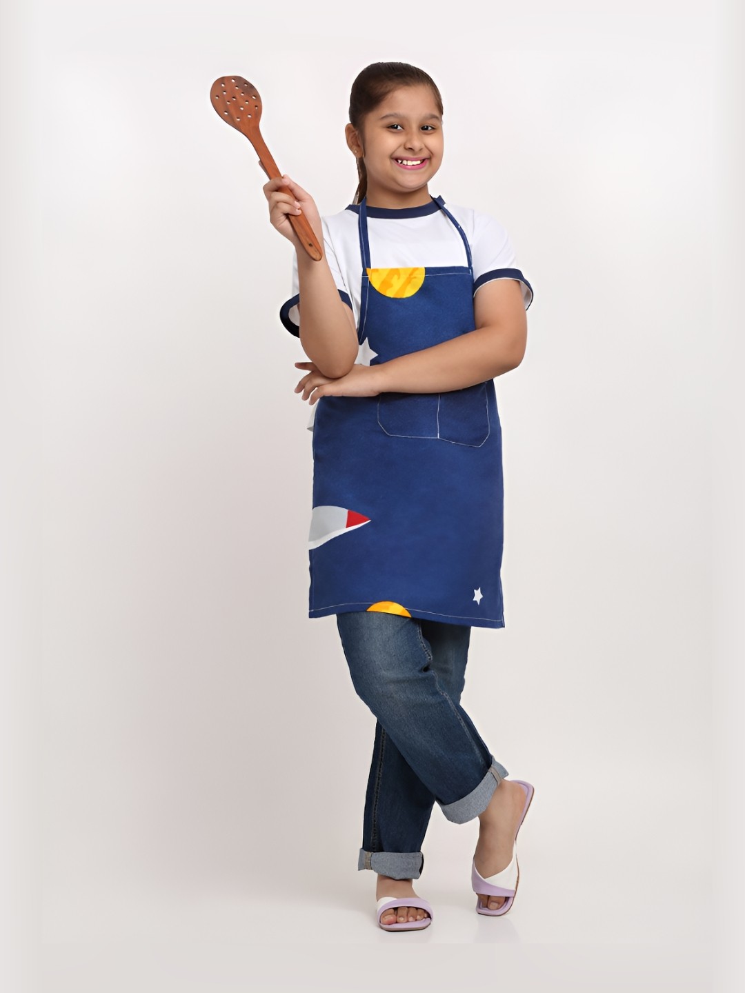 

Arrabi Kids Blue & White Printed Apron With 2 Patch Pockets