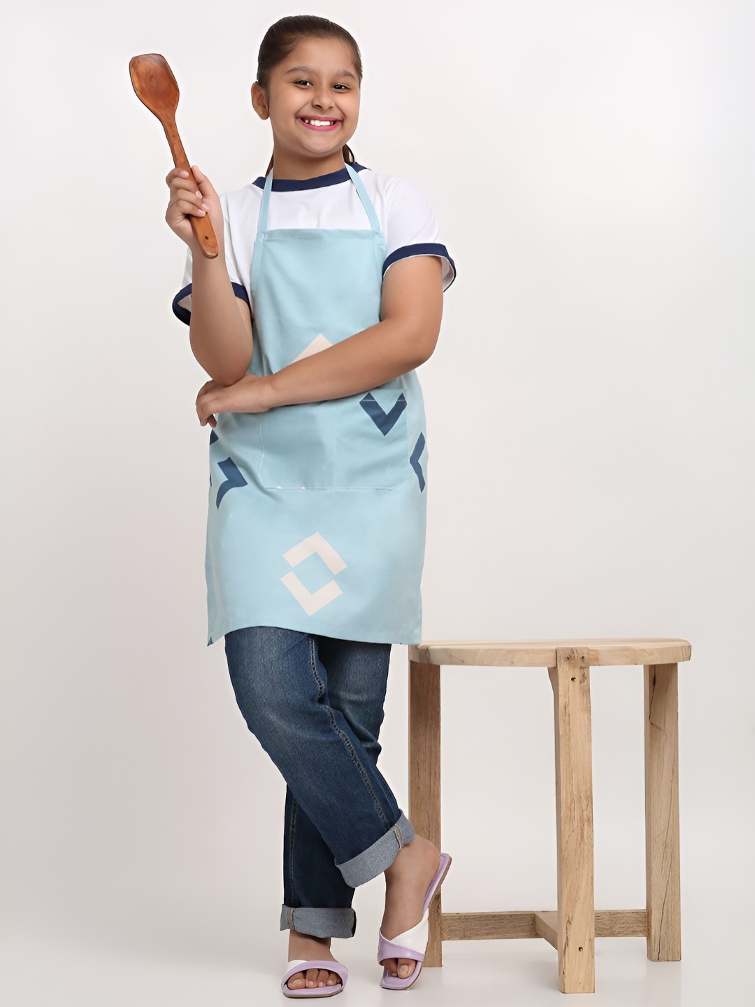 

Arrabi Kids Blue & White Printed Apron Apron With 2 Patch Pockets