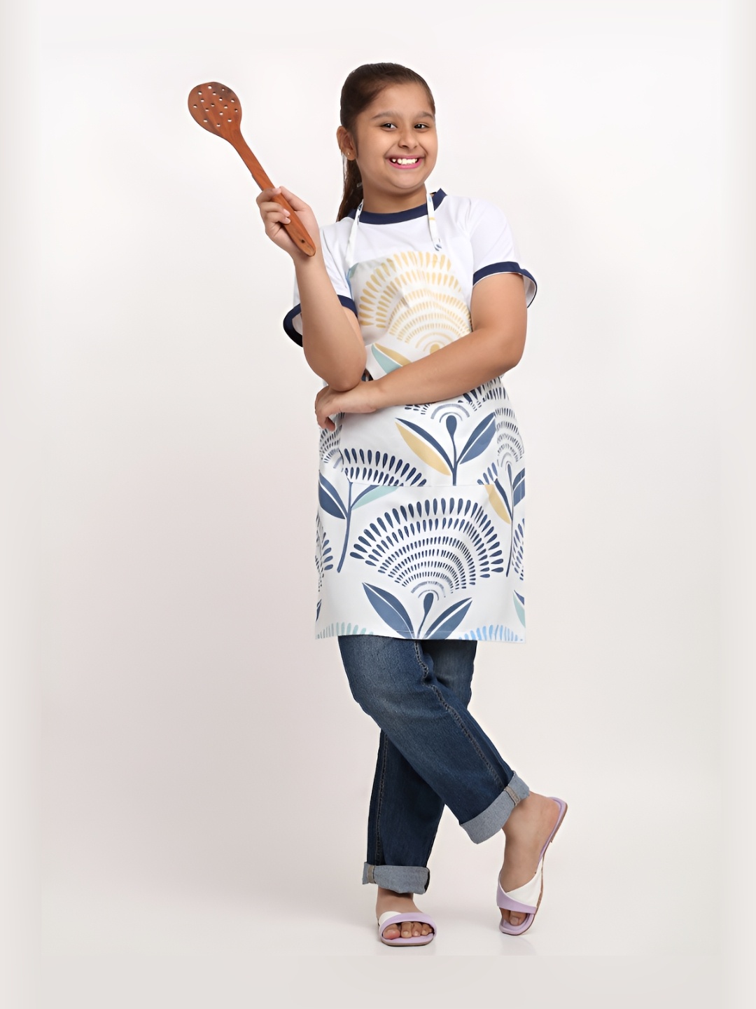 

Arrabi White & Blue Floral Printed Apron With 2 Patch Pockets